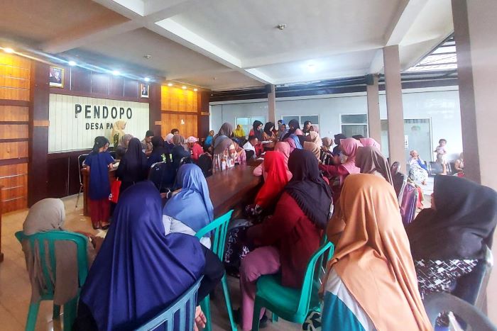 Pembagian KKS Kepada Sejumlah KPM di Desa Pakel