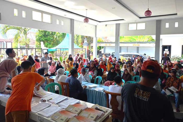 Sejumlah KPM Desa Karangbendo Melakukan Pendaftaran dan Pembuatan Rekening PKH