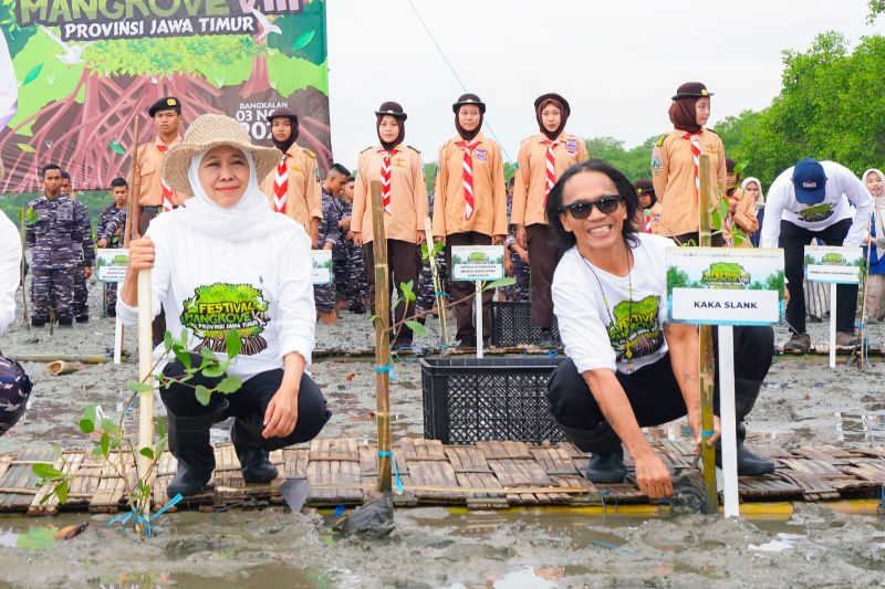 Gubernur Jatim dan Kaka Slank Tanam Mangrove di Bangkalan