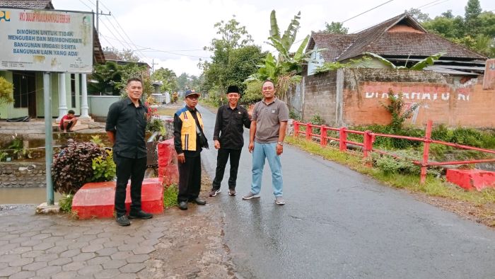 Laksanakan MC 0 pelebaran Jl. Sanusi, Kepala Desa Kaligondo Dampingi Petugas Dinas PU Kabupaten Banyuwangi