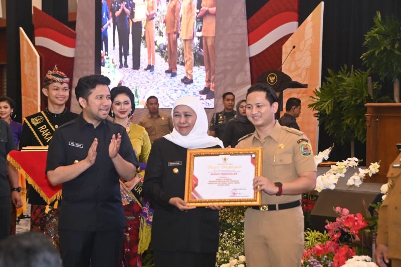 Bupati Trenggalek Raih Penghargaan Pembina Siskamling Terbaik Jatim