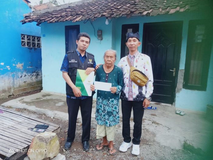 Penyaluran Bantuan oleh BAZNAS Kecamatan Kabat kepada Warga Dusun Secawan Desa Dadapan