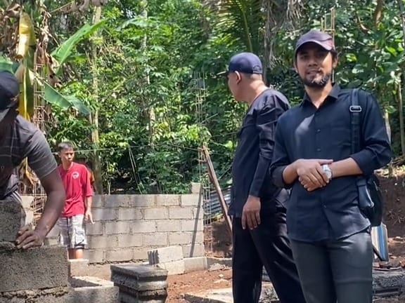 Pemdes Kelir Tinjau Progres Pembangunan Program BSPS di Desa Kelir