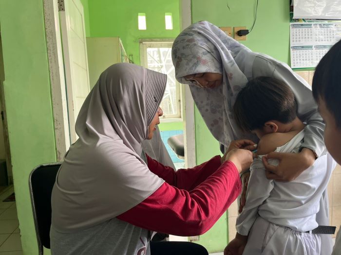 Siswa-siswi SD Lazuardi Tursina Desa Dadapan Melaksanakan Kegiatan Imunisasi