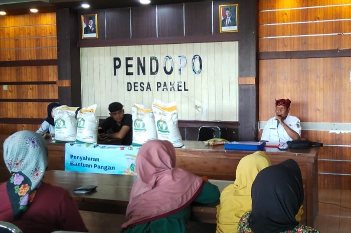 Penyaluran Bapang kepada Sejumlah KPM di Desa Pakel