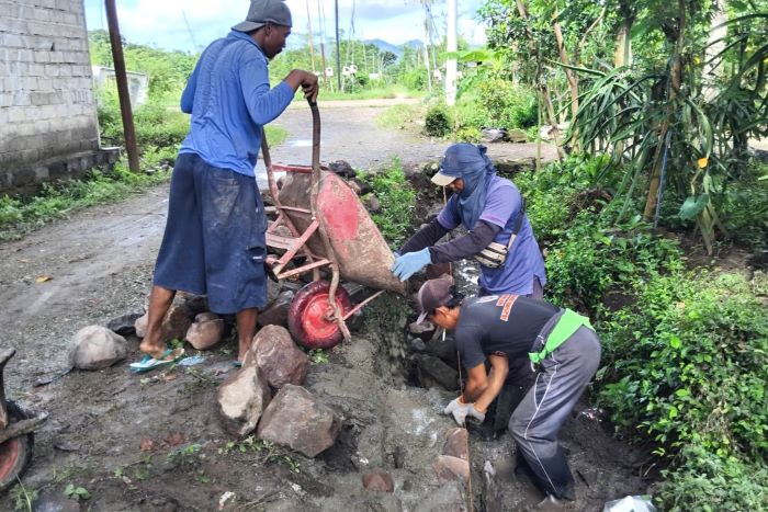 Kades Suhardi Tinjau Normalisasi Drainase di Dusun Tembakur