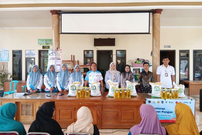 Pemdes Benelanlor dan Bulog Salurkan Bantuan Pangan Alokasi Bulan Oktober dan Novemver 2025