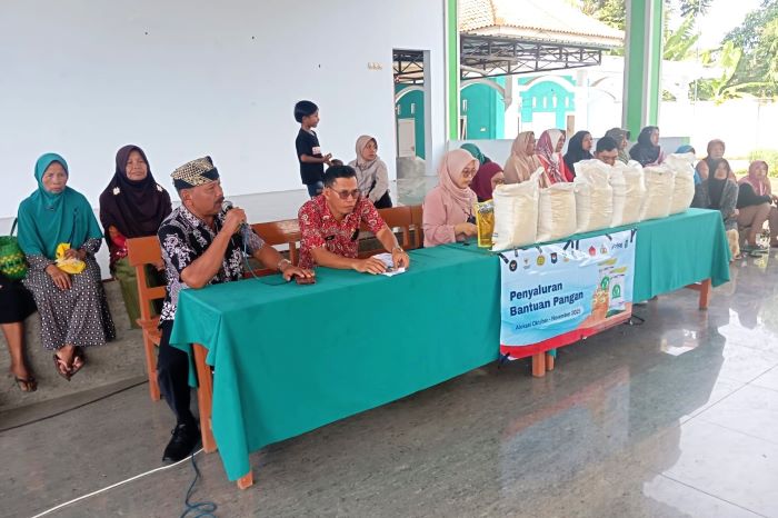 Pemerintah Desa Bagorejo Bersama Bulog Bagikan Bansos kepada Para KPM