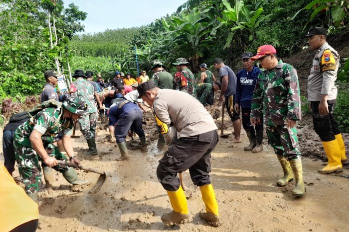 Relawan Destana Kandangan Ikut dalam Penanganan Dampak Tanah Longsor di Gunung Gamping