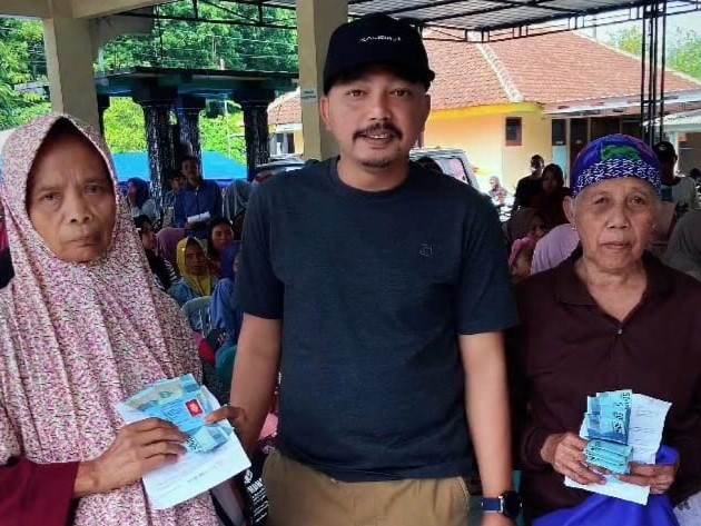 Penyaluran BLTS Kesra oleh PT. Pos Indonesia Kepada 1.201 Penerima di Desa Kalibarumanis