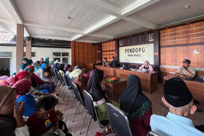 Penyaluran BLT Kesra kepada Sejumlah KPM di Desa Pakel