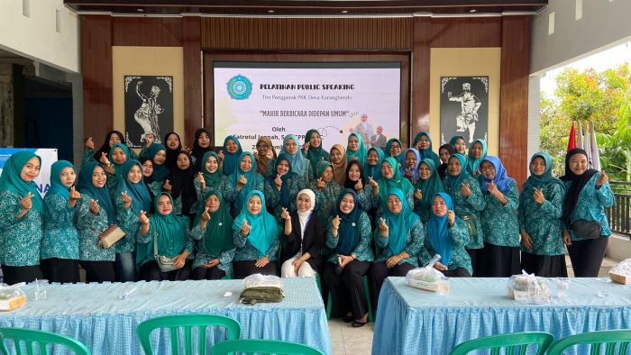 Seluruh Pengurus PKK dan Anggota PKK Desa Karangbendo Mengikuti Pelatihan Public Speaking PKK