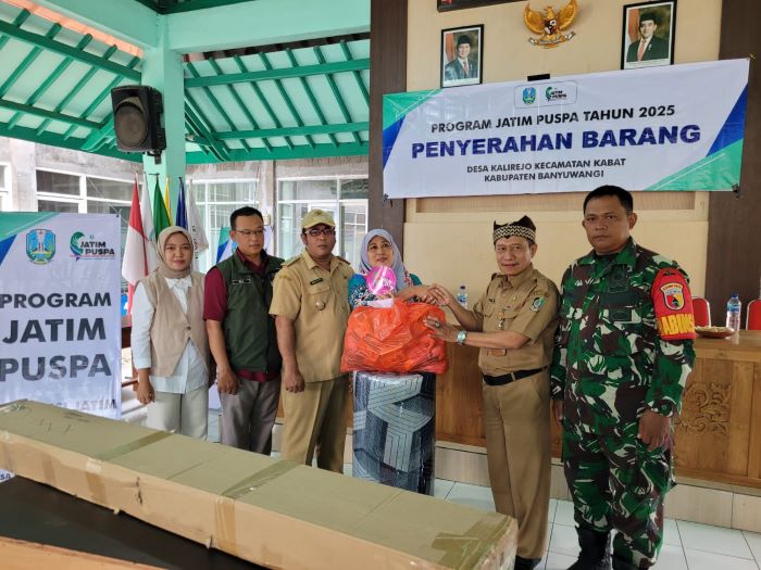 Kades Kalirejo Secara Simbolis Menyerahkan Barang Program Jatim Puspa kepada 37 KPM