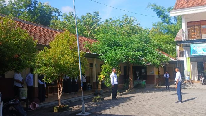 Siswa Siswi MI dan MTS NU 1 Sumberasri Gelar Upacara Hari Guru Nasional