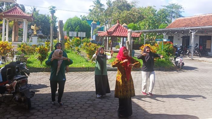 Senam Prolanis Lansia Rutin di Desa Sumberasri: Untuk Tubuh Sehat dan Bugar