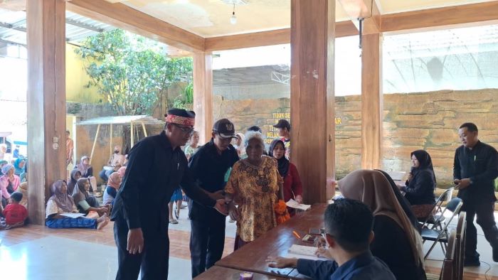 670 KPM Desa Kandangan Menerima BLTS Kesra Triwulan IV Melalui PT. POS Indonesia