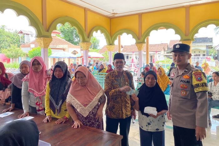 Bersama PT. POS Indonesia, Pemdes Parijatah Kulon Bagikan Bapang Kepada KPM di Wilayahnya