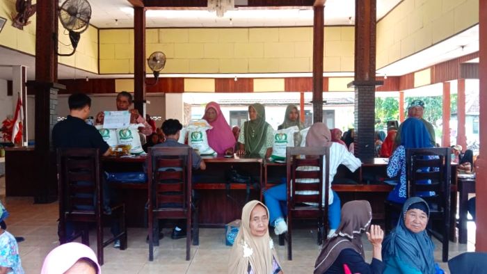 Sejumlah KPM Desa Sumberasri, Terima Bapang Non Tunai Berupa Beras dan Minyak Goreng