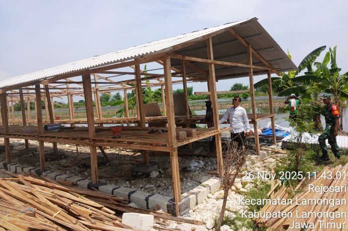 Pembangunan Kandang Kambing Program Ketahanan Pangan Desa Sidobinangun