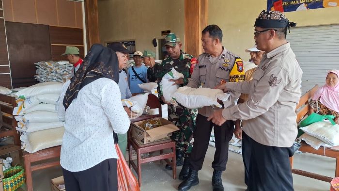 684 KPM di Desa Kandangan Menerima Bapang Berupa Beras dan Minyak Goreng