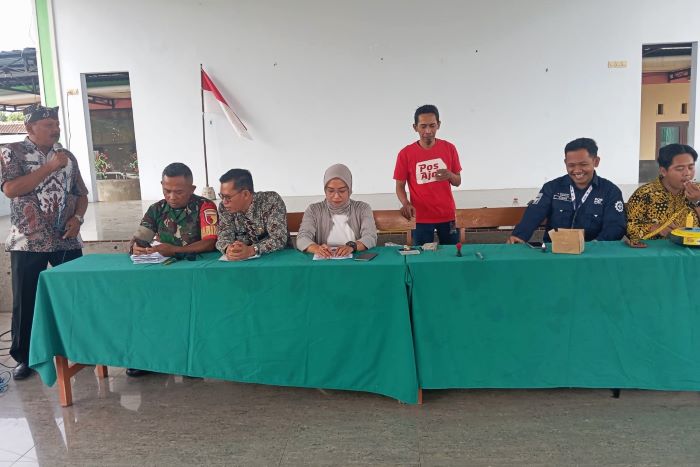 Penyerahan BLTS Kesra kepada 305 KPM di Desa Bagorejo