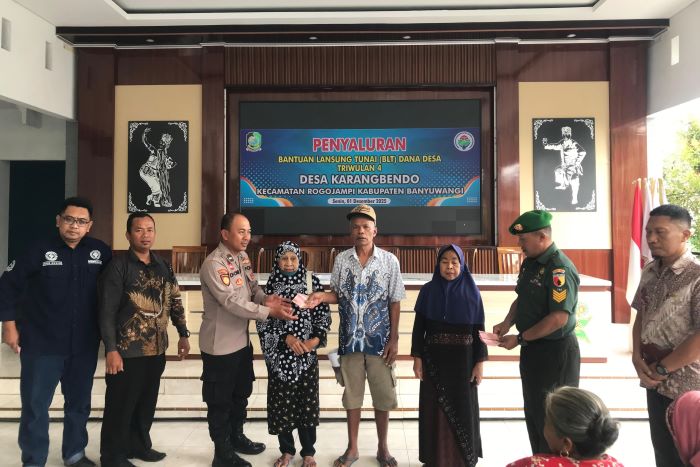 Penyaluran BLT-DD Triwulan 4 Tahun 2025 kepada KPM di Desa Karangbendo