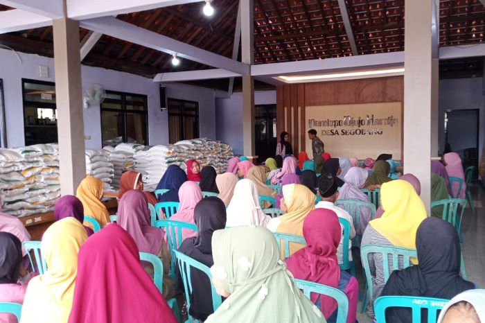 694 KPM di Desa Segobang Menerima Bapang Berupa Beras dan Minyak Goreng