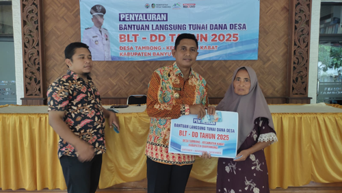 Akhir Tahun 2025, 26 KPM Desa Tambong Tersenyum Penuh Syukur Terima BLT-DD Triwulan IV